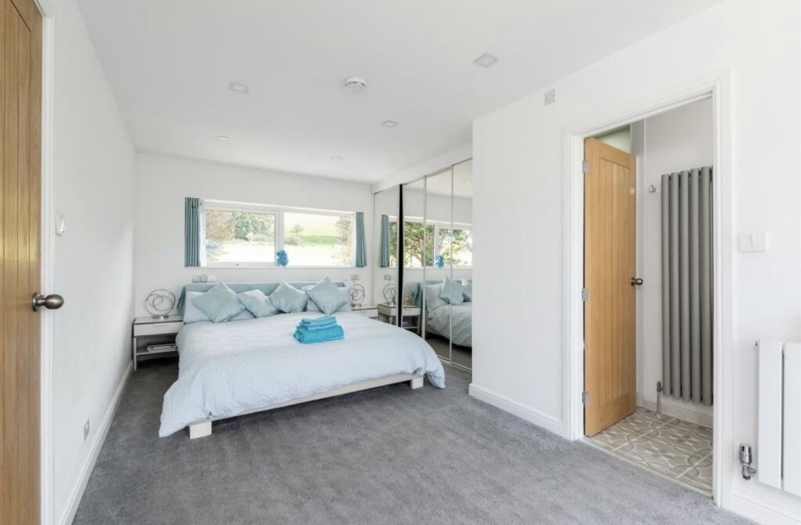 Twin Bedroom & En-Suite