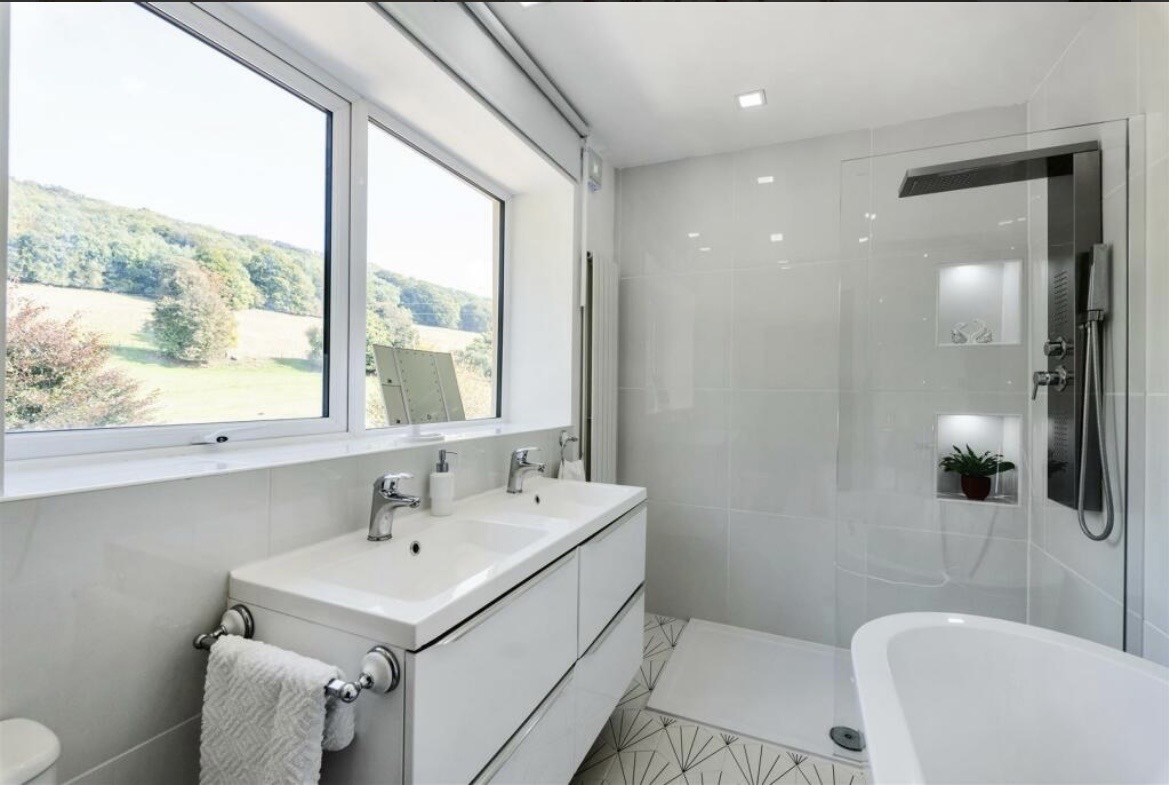 Double Vanity En-Suite
